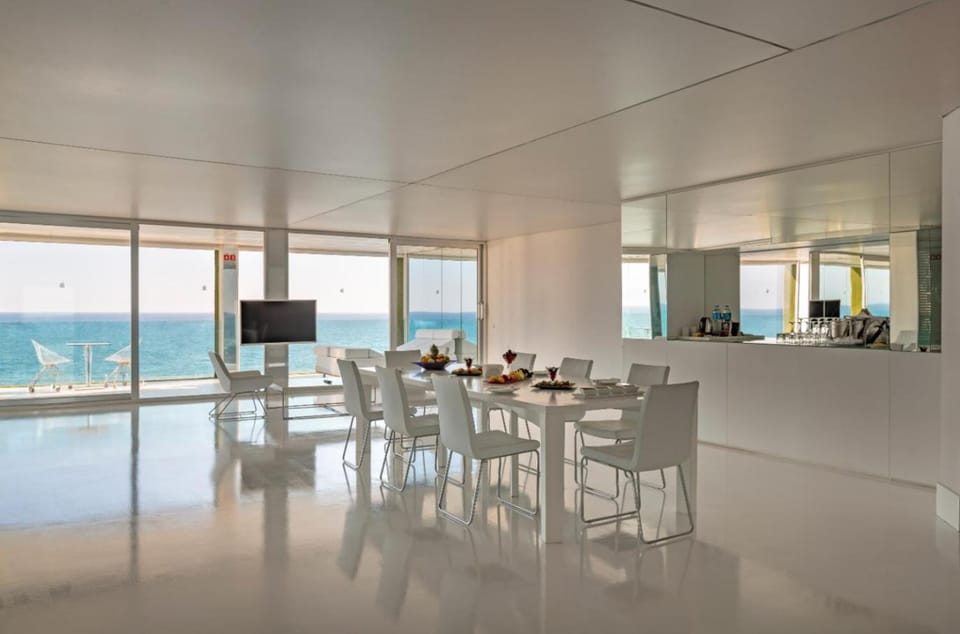 Shared lounge/TV area