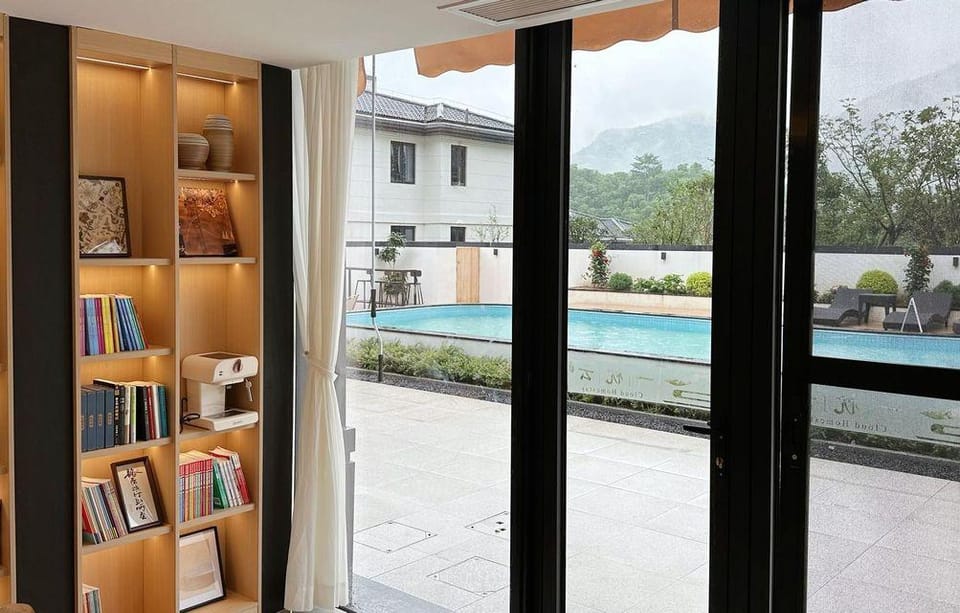 A pillow cloud · Pure oxygen in the cloud mountain top pool vacation beautiful stay Hotel in Hangzhou