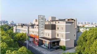 Qingmu Platinum Hotel (Danyang High-Speed Railway Station Wuyue Plaza) Hotel in Jiangsu