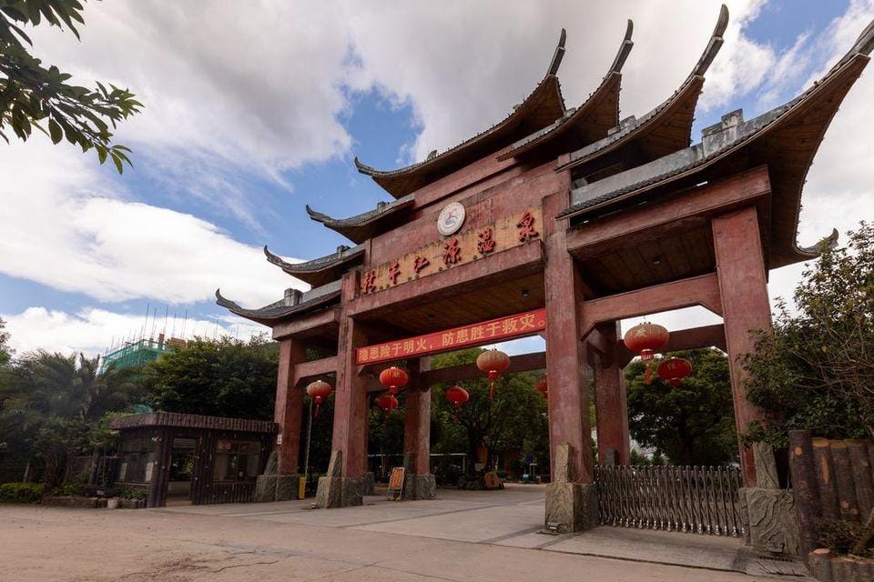 Xinfeng Jiangyuan Hot Spring Resort Hotel in Guangdong