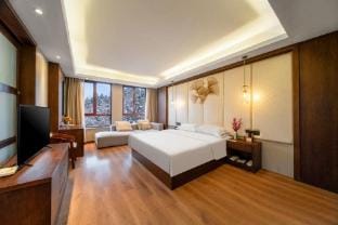 Wolong Valley Forest Hotel (Changshan Library Wolong Mansion) Hotel in Zhejiang