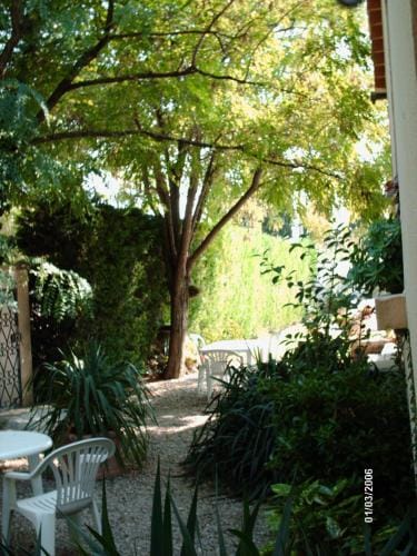 Les Tilleuls B&B Hotel in Provence-Alpes-Côte d'Azur