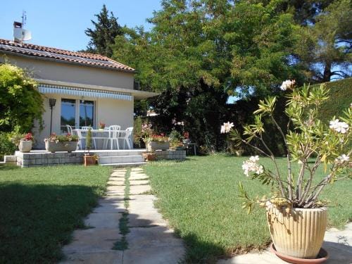 Les Tilleuls B&B Hotel in Provence-Alpes-Côte d'Azur