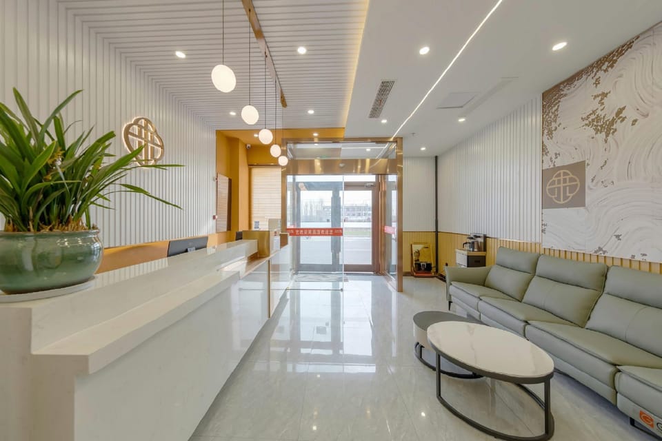 Huayue Jingzhi Hotel (Linyi International Wisdom Grain and Oil Trade City Store) Hotel in Jiangsu