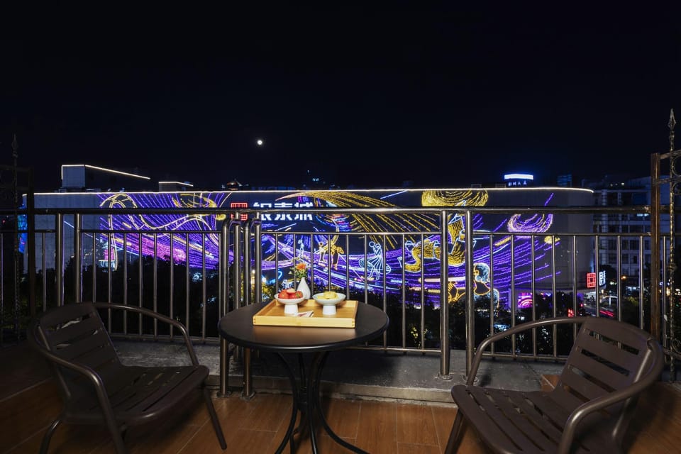 Huaju Yashe Hotel (Huzhou Aishan Square Clothing Street Branch) Hotel in Suzhou