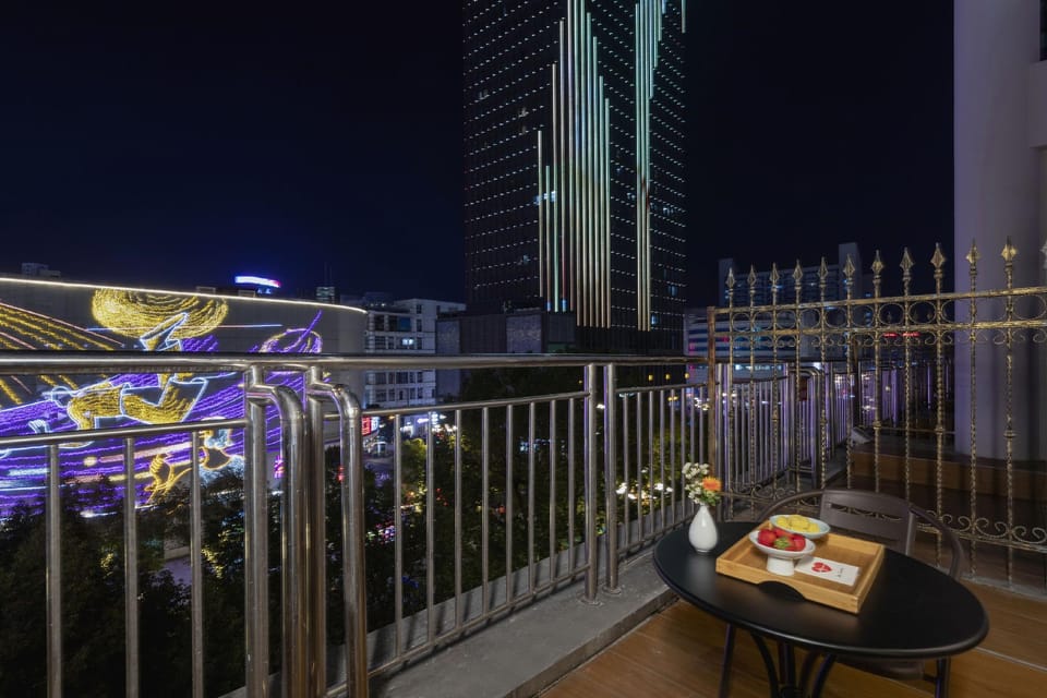 Huaju Yashe Hotel (Huzhou Aishan Square Clothing Street Branch) Hotel in Suzhou