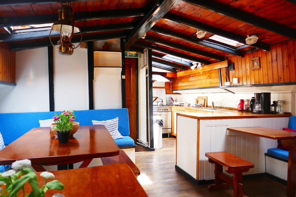 Boat apartment Rotterdam Fokkelina Hotel in Rotterdam