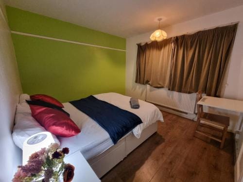 Spacious Double Room Ideal for Professionals Heathrow Uxbridge Access StockleyPark Brunel University Hotel in London Borough of Hillingdon
