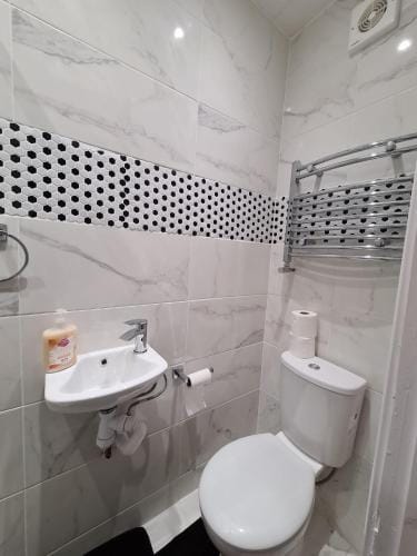 Spacious Double Room Ideal for Professionals Heathrow Uxbridge Access StockleyPark Brunel University Hotel in London Borough of Hillingdon