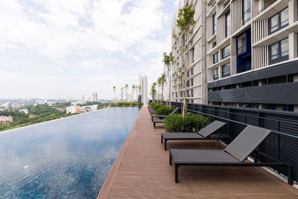 Swimming pool [outdoor]