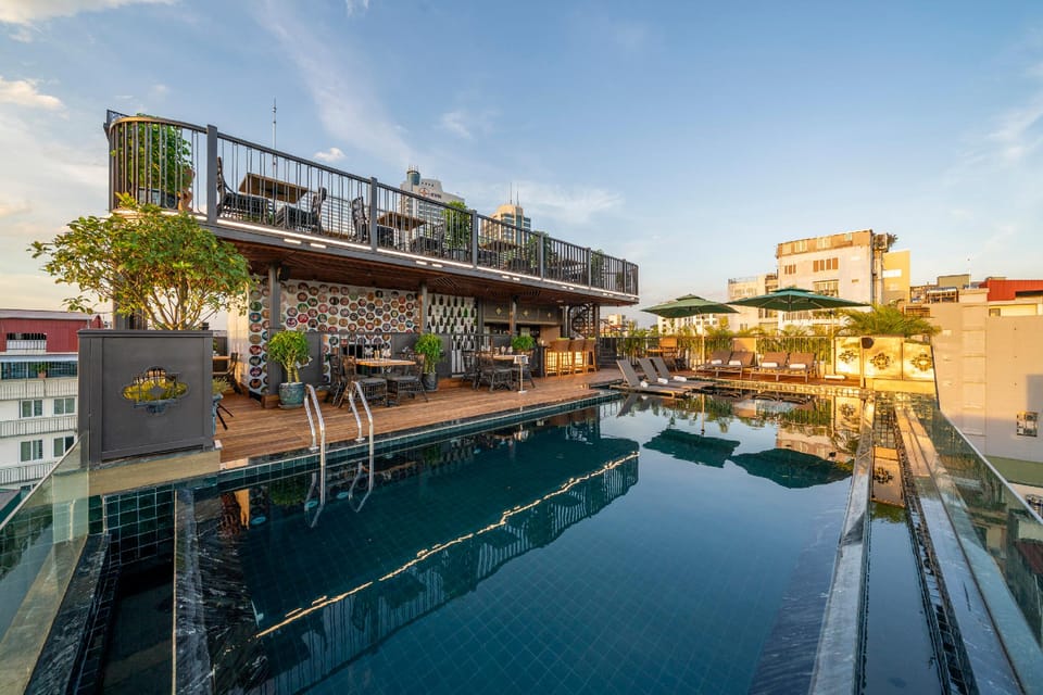 Swimming pool [outdoor]