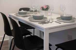 2 Bedroom Apartment-free Parking Hotel in England