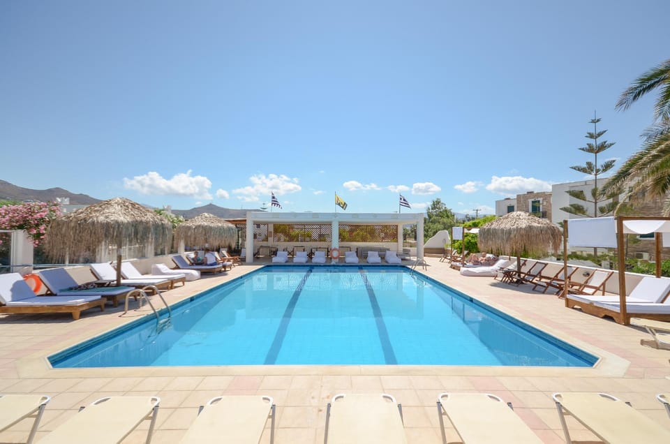 Swimming pool [outdoor]