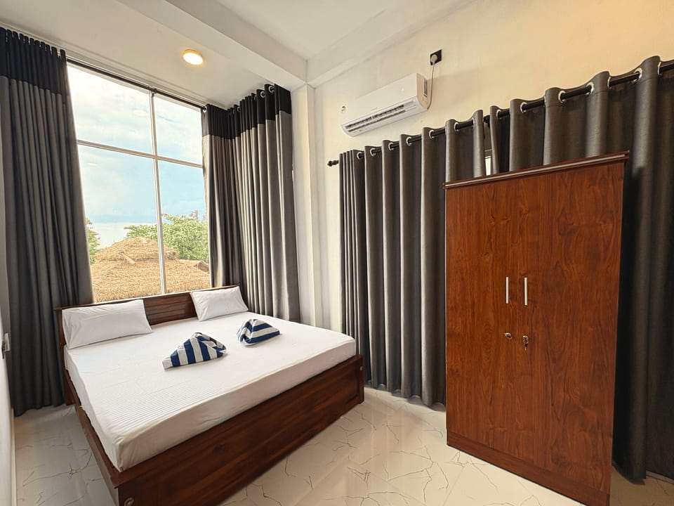 Surfing Tusker - Arugambay Hostel in Sri Lanka