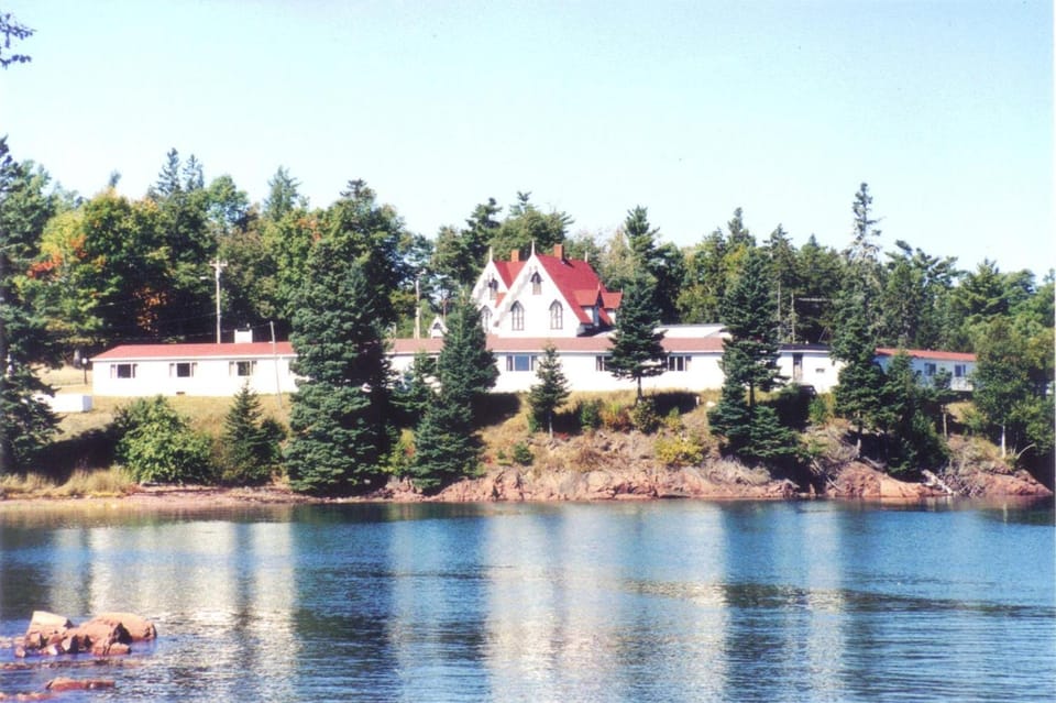 Redclyffe Shore Motor Inn Motel in Maine