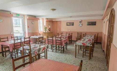 HOTEL DU CYGNE DE LA CROIX BLANCHE Hotel in Centre-Val de Loire