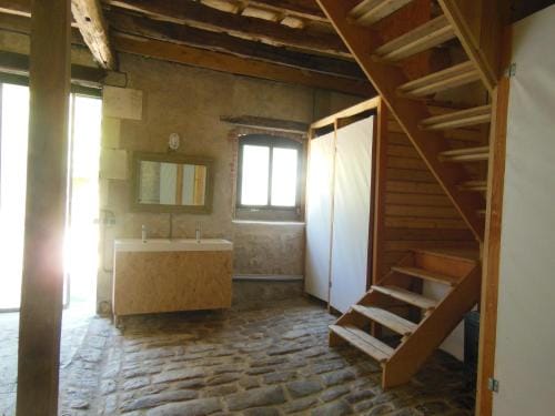 Gite d'etape saisonnier Lao Refuge Hostel in La Charité-sur-Loire
