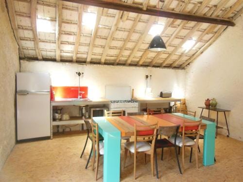 Gite d'etape saisonnier Lao Refuge Hostel in La Charité-sur-Loire