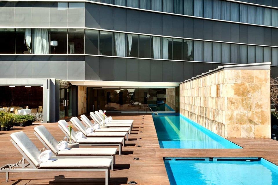Swimming pool [outdoor]