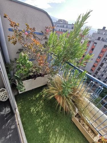 espace prive, balcon vue montagnes pour 1 a 4 personnes Hotel in Grenoble