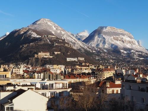 espace prive, balcon vue montagnes pour 1 a 4 personnes Hotel in Grenoble