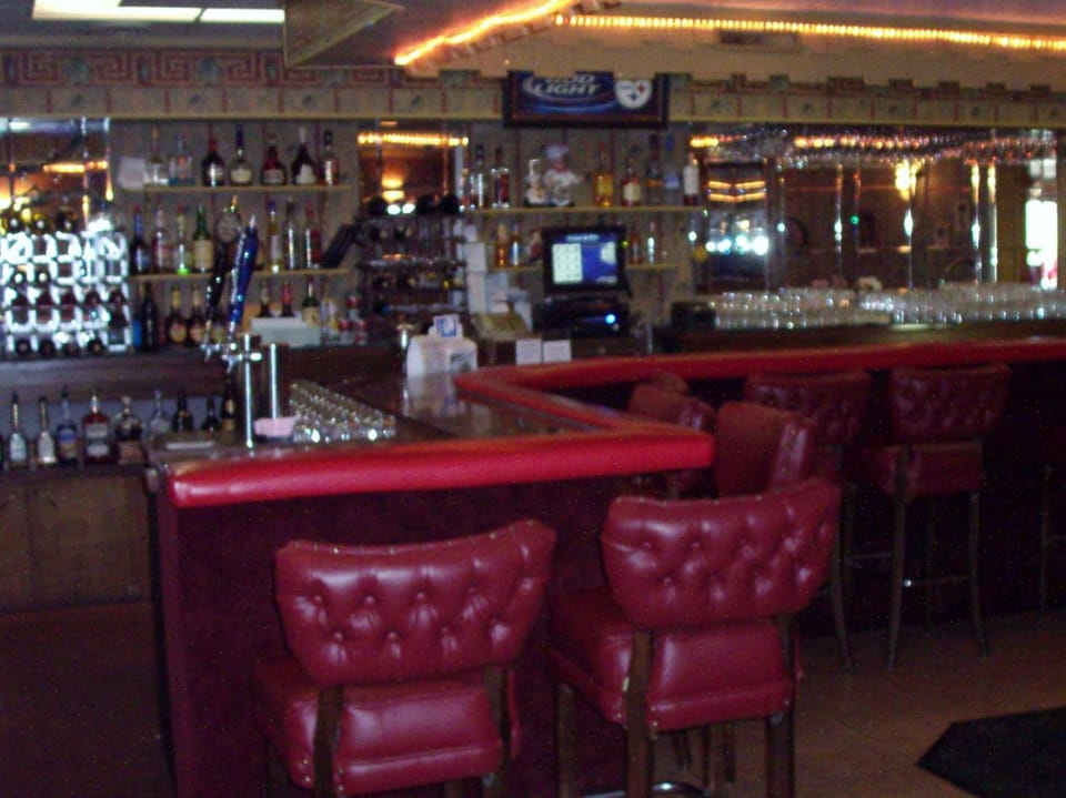 The Royal Inn Motel in Allegheny River
