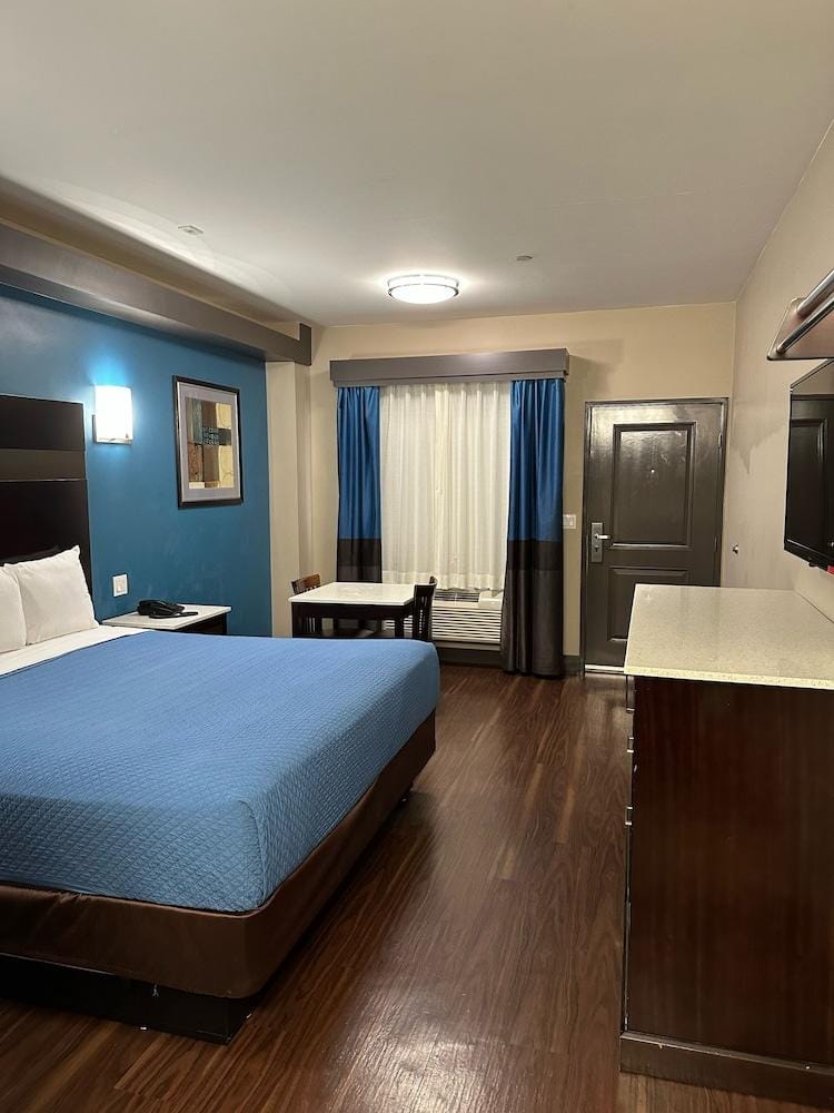 Crystal Palace Inn Hotel in Maywood