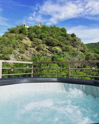 Suite romantique d'Isoarde des Baux au Chateau Hotel in Auvergne-Rhône-Alpes