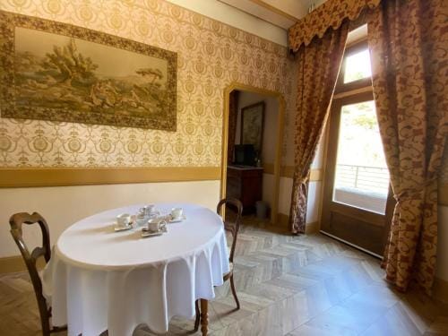 Suite romantique d'Isoarde des Baux au Chateau Hotel in Auvergne-Rhône-Alpes