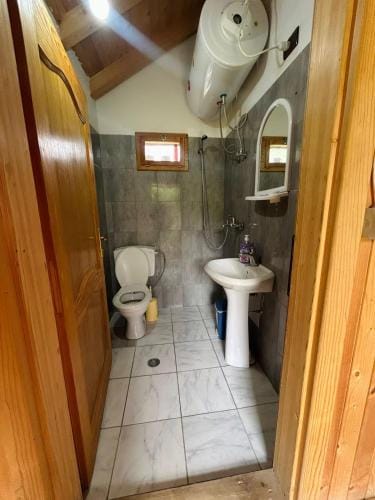 Guest house Xheni Hotel in Montenegro