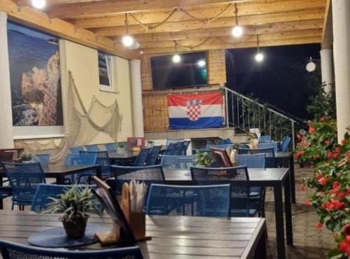 Peaceful Apartments With Style Hotel in Okrug Gornji