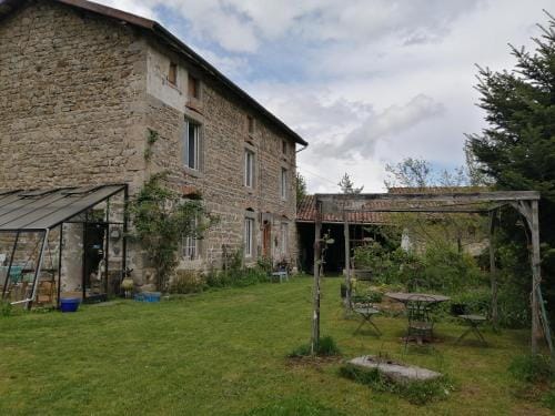 Chambre tranquille avec salle de bain privative Hotel in Auvergne-Rhône-Alpes