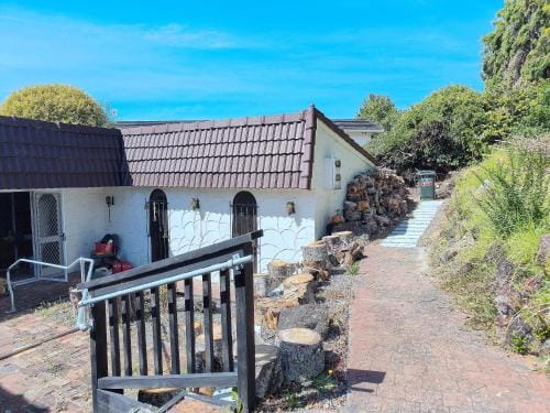 Private 1 bedroom Guestsuite Step Away of Sunnynook Central Hotel in Auckland
