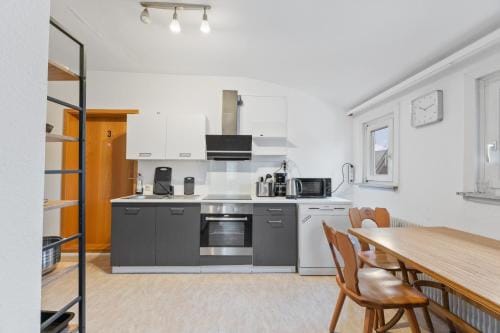 Haus 6 Nebringen Monteurzimmer fur Handwerker und Teams - LS CrewComfort - weitere Unterkunfte vorha Hostel in Baden-Württemberg