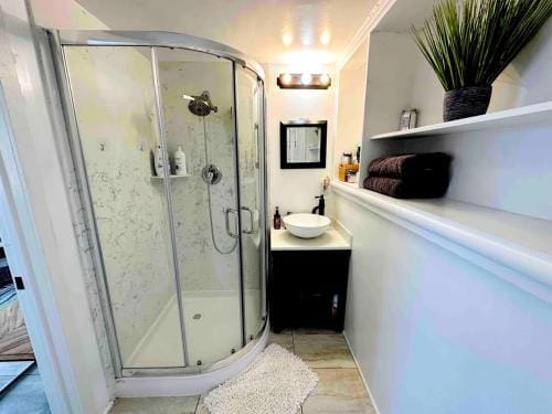 Charming Backyard Guest House with Koi Pond Hotel in Castro Valley
