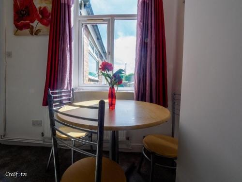 Newlands Lodge Deluxe Family Room 3 Hotel in Stoke-on-Trent