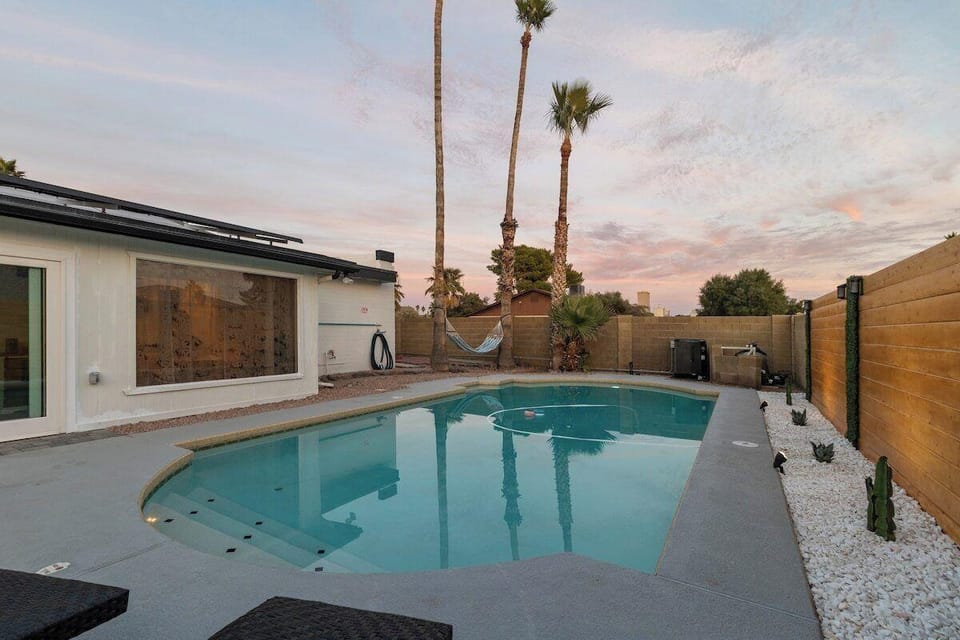 Kalani Oasis Paradise with Pool Hotel in Phoenix