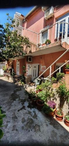 Apartments and rooms Lena Hostel in Mostar