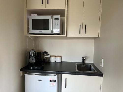 STAY WITH US RAGLAN - Studio Hotel in Raglan