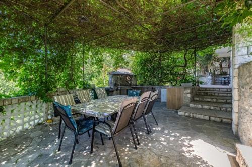 Apartments and rooms by the sea Brela, Makarska - 24416 Hotel in Brela