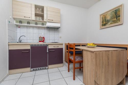 Apartments and rooms by the sea Brela, Makarska - 24416 Hotel in Brela