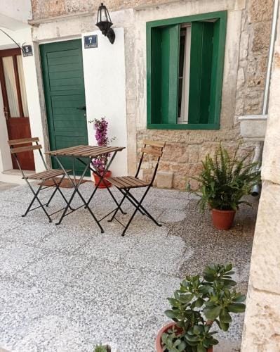 Apartments and rooms with parking space Komiza, Vis - 24523 Hotel in Komiža