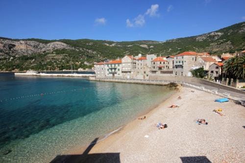 Apartments and rooms with parking space Komiza, Vis - 24523 Hotel in Komiža