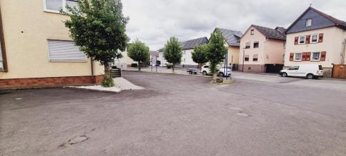 Doppelbett - Gastezimmer - 11min von Gießen 8,4km in Fernwald-Steinbach Hotel in Hesse