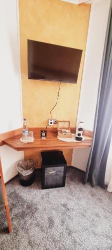Doppelbett - Gastezimmer - 11min von Gießen 8,4km in Fernwald-Steinbach Hotel in Hesse