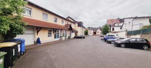 Doppelbett - Gastezimmer - 11min von Gießen 8,4km in Fernwald-Steinbach Hotel in Hesse