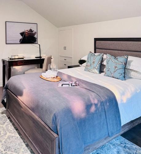 Charming Queen Bedroom with Bathroom Vancouver West Hotel in Vancouver