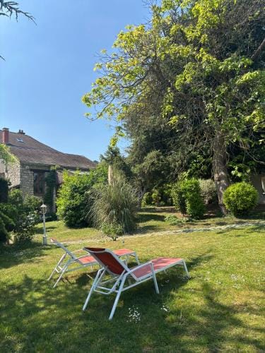 La cabane au fond du jardin Hotel in Poissy