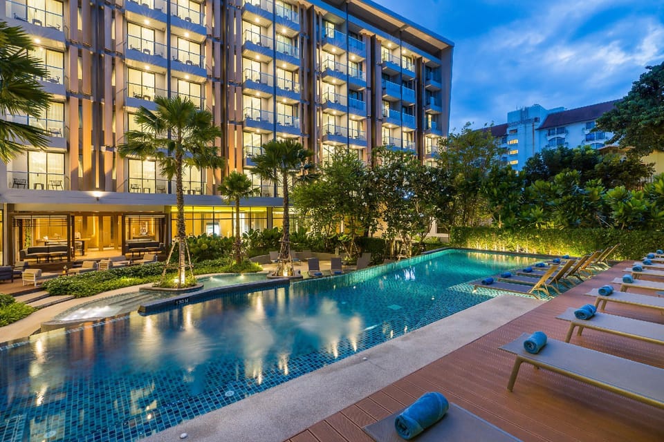 Swimming pool [outdoor]
