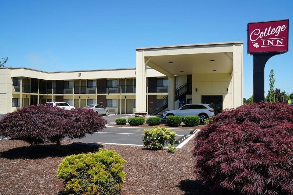 College Inn Motel in Monmouth